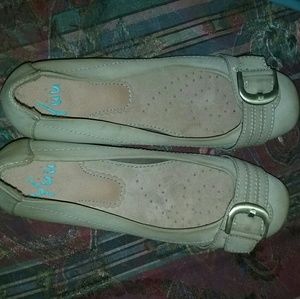 Like new Yuu Brand leather flats with buckle